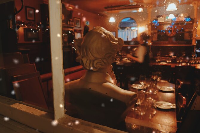 London Christmas Carol & Charles Dickens Small Group Walking Tour - Ye Olde Cheshire Cheese and the pub pause