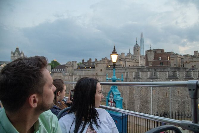 London Christmas Day 1 Day Hop-on Hop-off Bus Tour - Wi-Fi, open-air views, and winter comfort