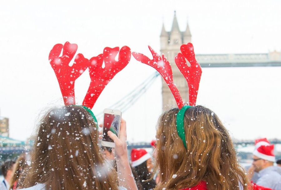 London: Christmas Day Sightseeing Cruise - Commentary and onboard refreshments