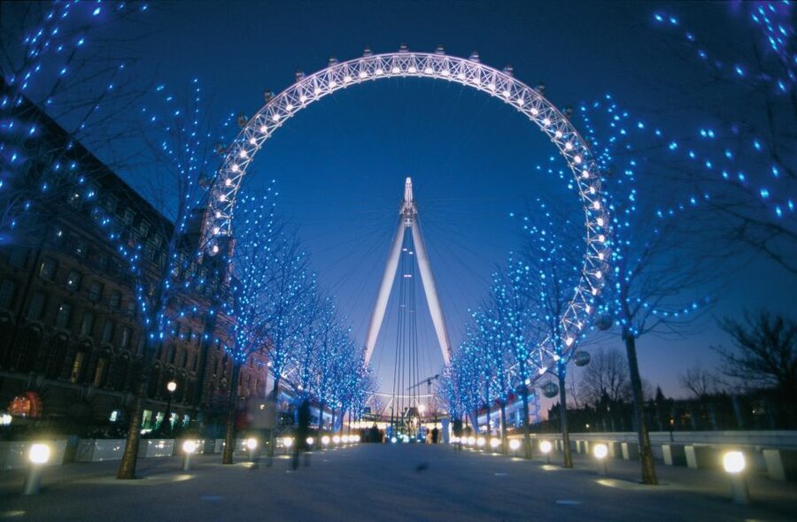 London: Christmas Eve City Tour with Dinner & Midnight Mass - A guide can make the coach ride work