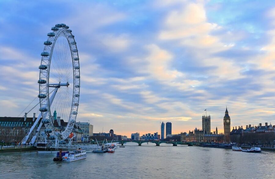 London: Christmas Lights Bus Tour With Live Guide - Key points at a glance