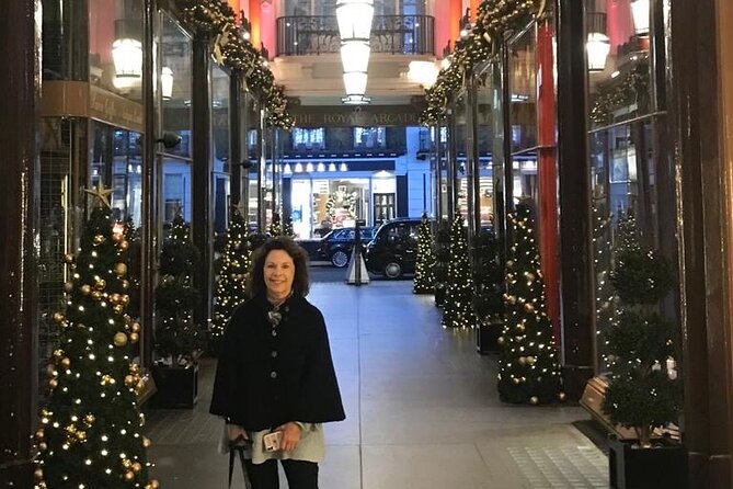 London Christmas Lights Private Tour by Traditional Black Cab - Chelsea, Belgravia, and Kensington after dark