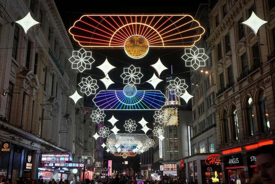 London: Christmas Lights Tour by Vintage Bus - Cold weather, rain, and getting the best photographs