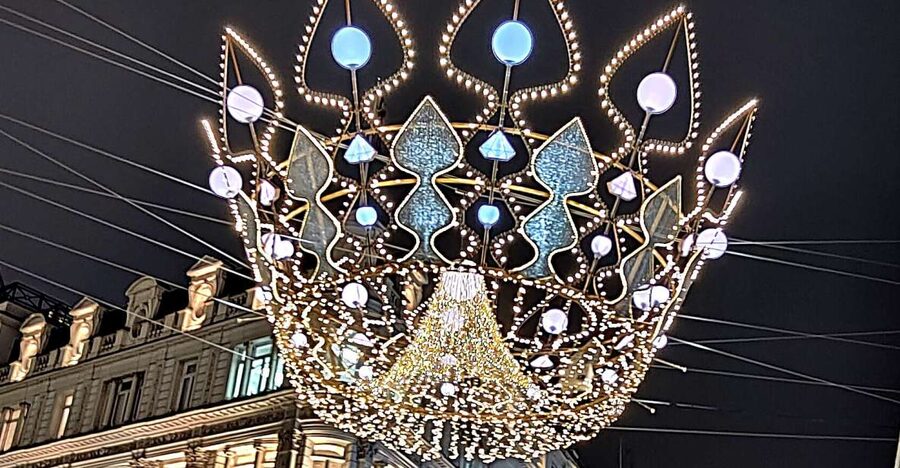 London Christmas Sparkle Walking Tour Small Group - Starting near Cafe Nero in central London