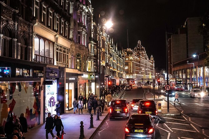 London Exclusive Christmas Lights Guided Tour by Black Cab - Oxford Street and Selfridges: London’s biggest festive display