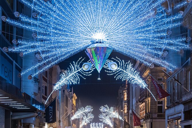 London Exclusive Christmas Lights Guided Tour by Black Cab - Trafalgar Square, Leicester Square, and Piccadilly Circus