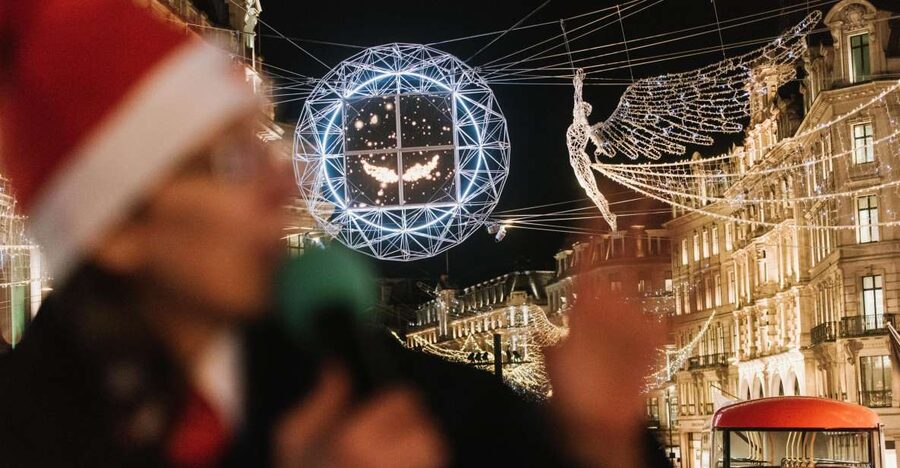 London: Tootbus Christmas Lights Tour incl walking tours - Trafalgar Square and the first festive views