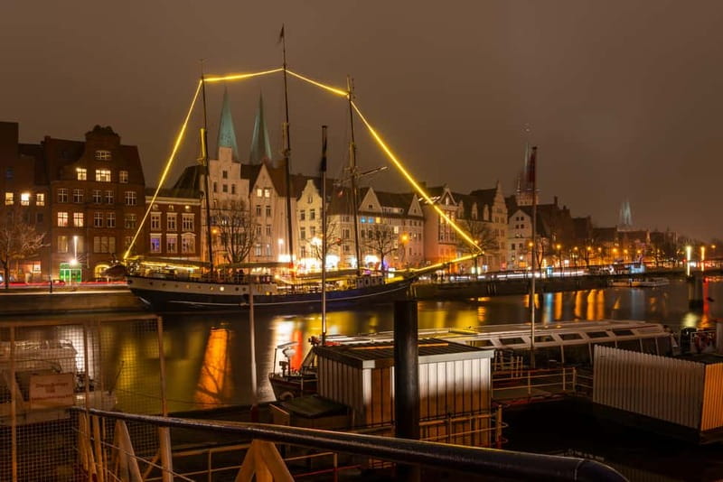 Lübeck: Christmas Market and Historical City Tour - Starting at the Holsten Gate