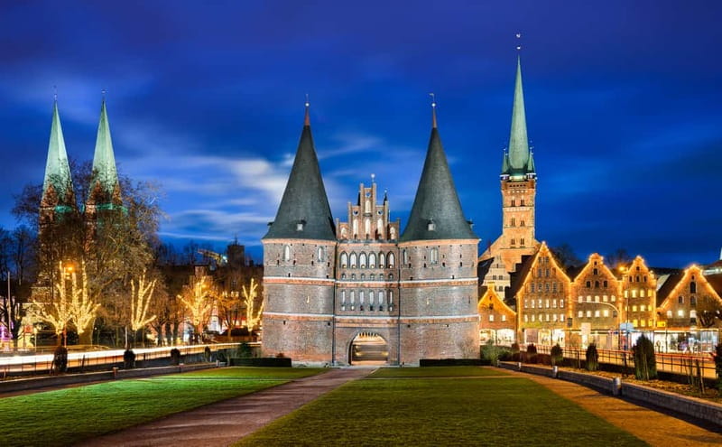 Lübeck: Christmas Market and Historical City Tour - St. Petri and the craftsman market