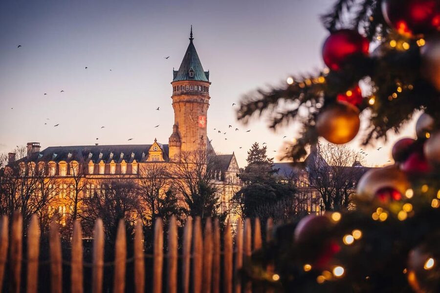 Luxembourg: Christmas Market Food Tour with Tastings - Gromperekichelcher: Luxembourg’s essential market snack