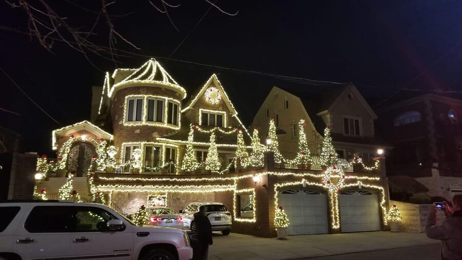 Magnificent Christmas Lights Tour of Dyker Heights Brooklyn - One hour beneath Dyker Heights lights