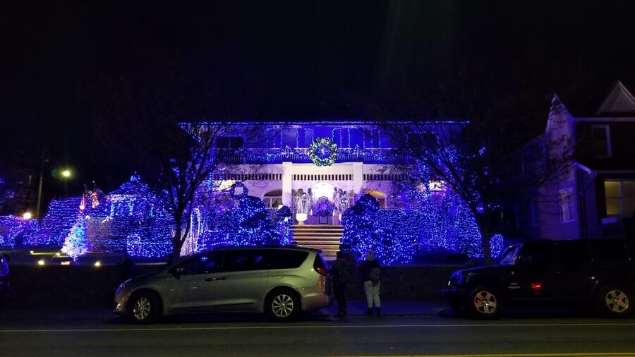 Magnificent Christmas Lights Tour of Dyker Heights Brooklyn - What the $60 price really covers