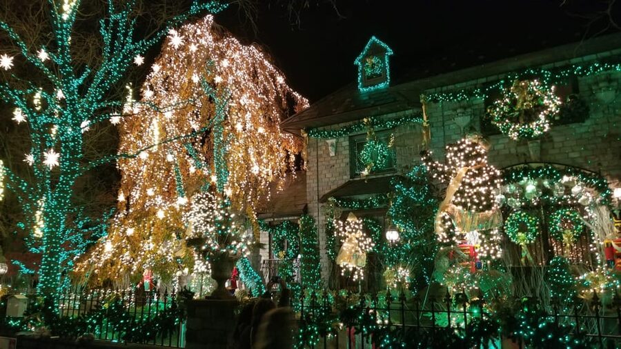 Magnificent Christmas Lights Tour of Dyker Heights Brooklyn - Guides, languages, and the feel of the outing