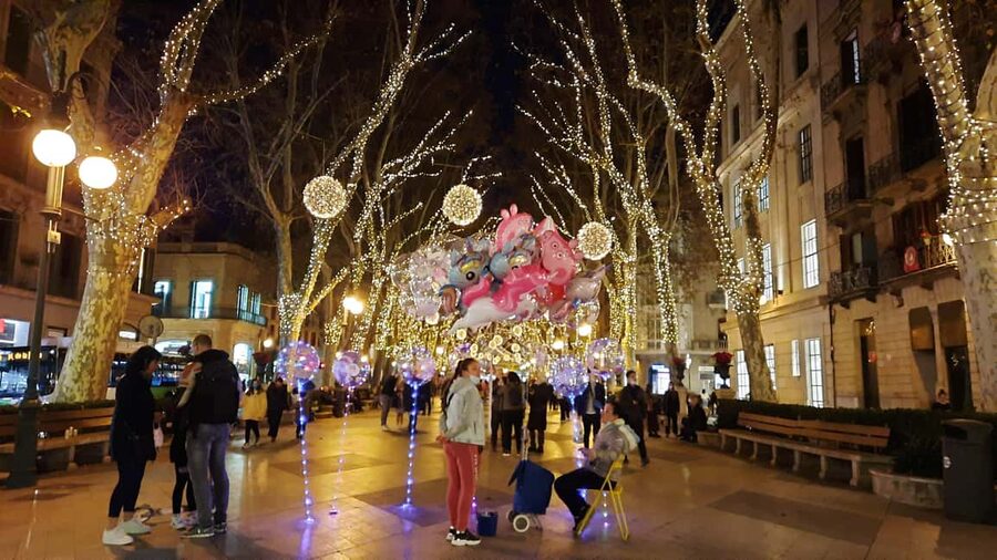 Mallorca: Palma’s Winter Magic City Walk with Christmas Glow - Palma after dark, with Christmas lights overhead
