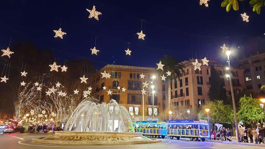 Mallorca: Palma’s Winter Magic City Walk with Christmas Glow - Narrow streets and grand city villas
