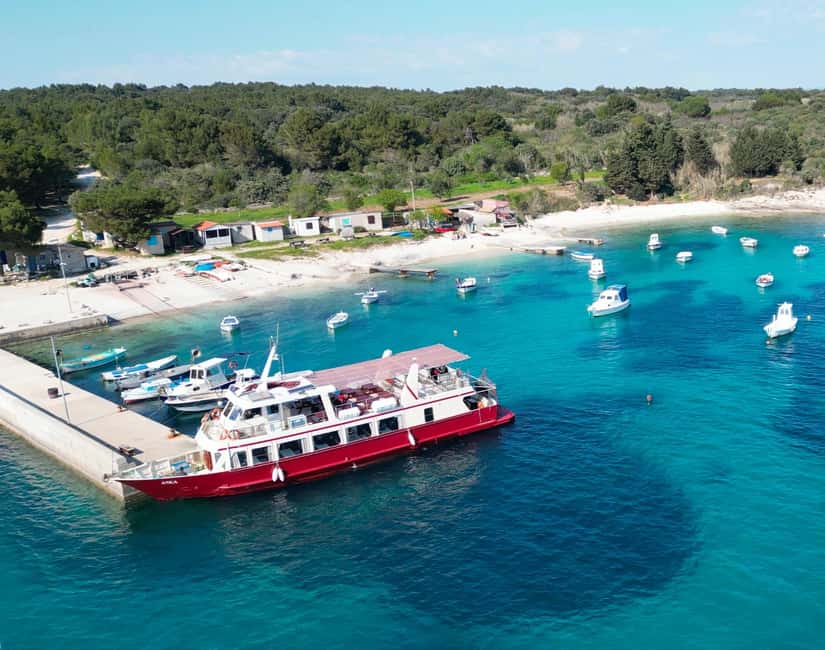 Medulin: Christmas Boat Trip with Lunch and Drinks - Following the coast toward Porer Lighthouse