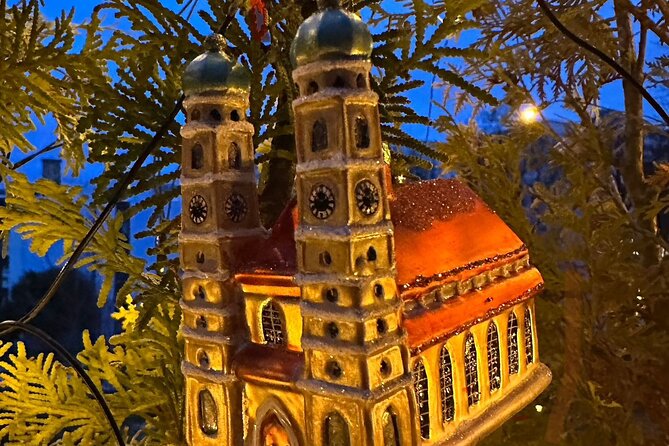 Munich Christmas Markets Private Walking Tour - A family photo at Frauenkirche