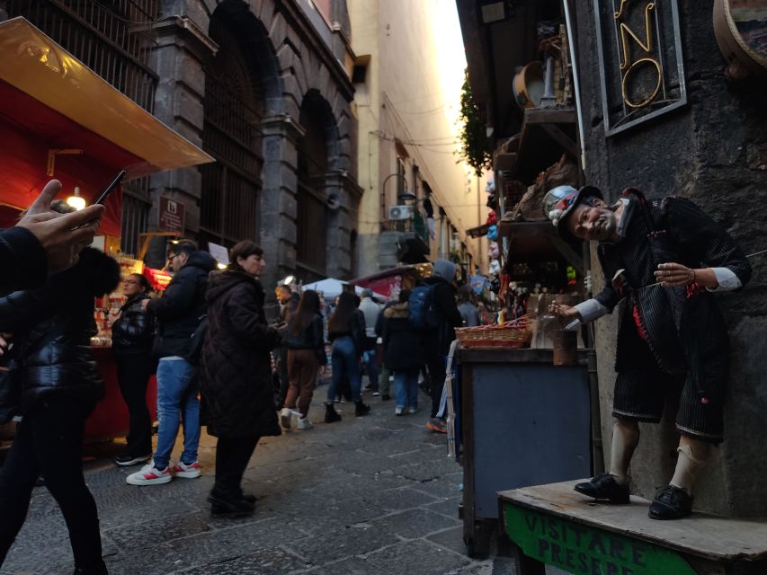 Naples: the magic of Christmas and Nativity scenes - What the guides add