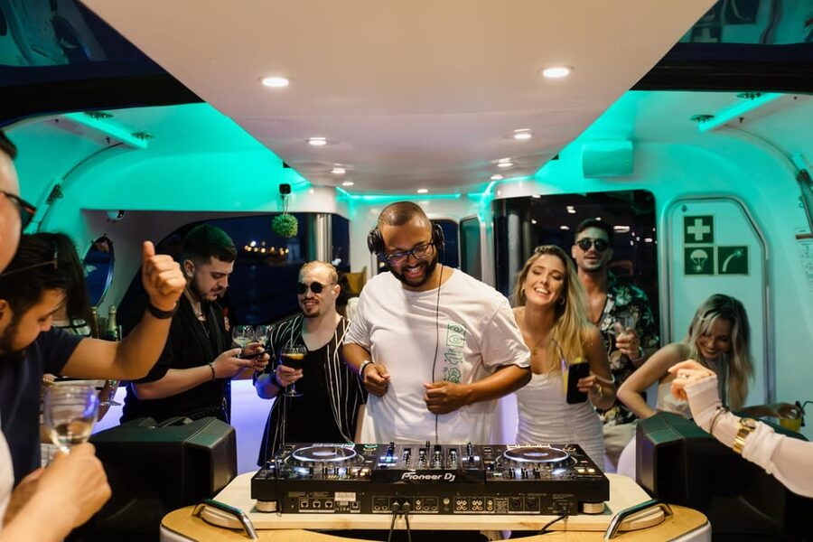 New Year’s Eve Luxury Boat – DJ, Buffet & Open Bar - Lisbon’s landmarks from the Tagus
