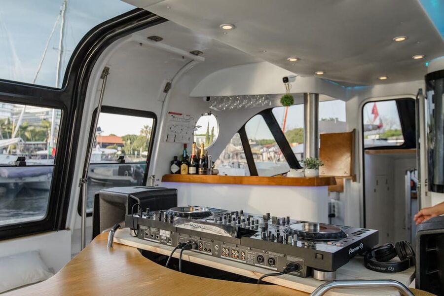 New Year’s Eve Luxury Boat – DJ, Buffet & Open Bar - Fireworks from the water