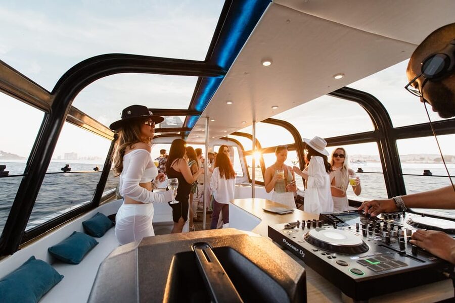 New Year’s Eve Luxury Boat – DJ, Buffet & Open Bar - Who should book this experience?