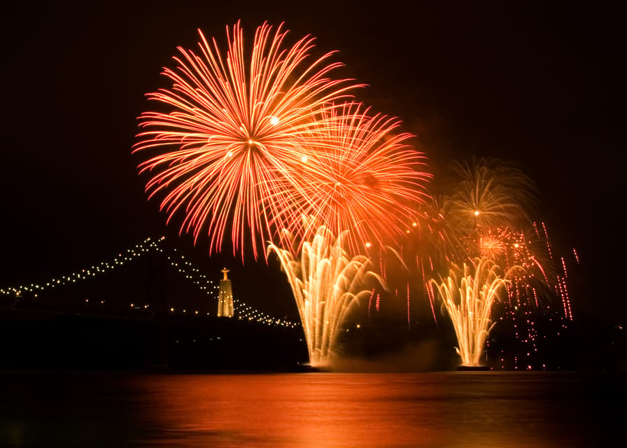 New Year’s Eve Luxury Boat – DJ, Buffet & Open Bar - What the three-hour cruise feels like