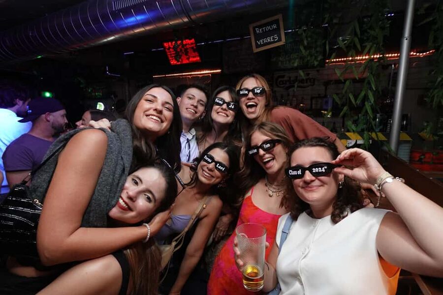 New Year’s Eve Party: Pub Crawl Nice with VIP Entry in Club - The photographer and the social side