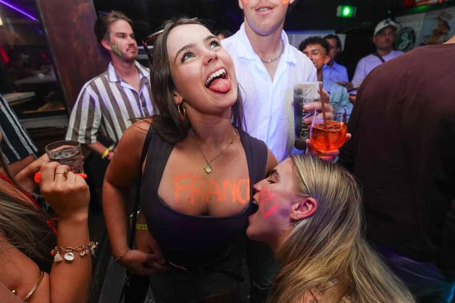 New Year’s Eve Party: Pub Crawl Nice with VIP Entry in Club - Counting down to 2026