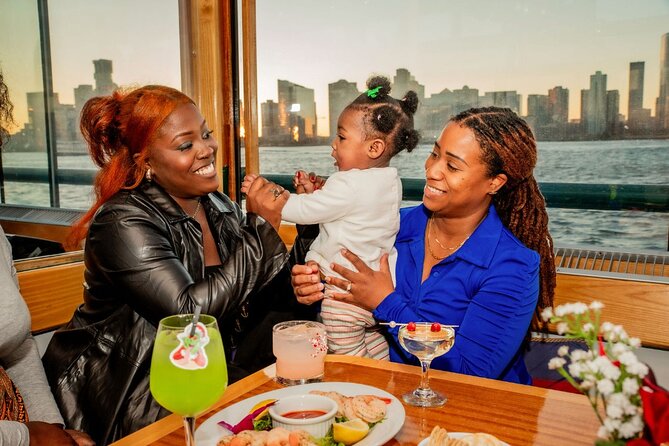 New York City Christmas Holiday Statue and Skyline Cocoa Cruise - A warm break from New York’s Christmas rush