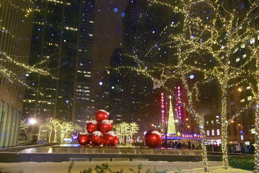 New York City: Holiday Lights Extravaganza Walking Tour - Rockefeller Center and the tree that defines Christmas in New York