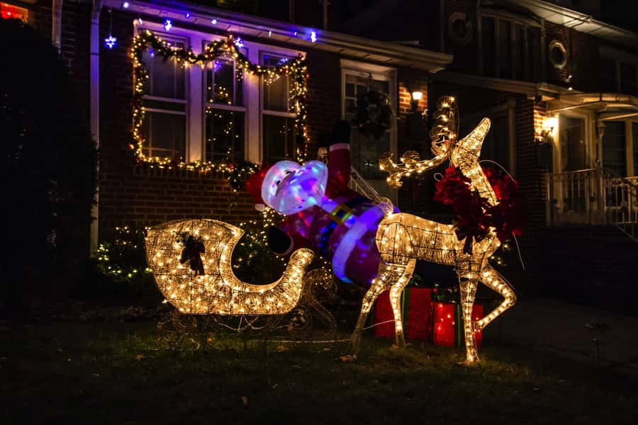 New York: Dyker Heights Christmas Lights Guided Tour - Why Dyker Heights Is the Star of the Evening