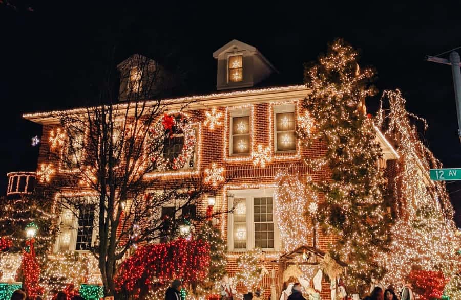 New York: Dyker Heights Christmas Lights Guided Tour - Walking the Decorated Streets of Dyker Heights