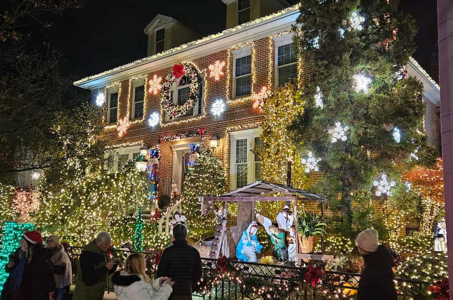 New York: Dyker Heights Christmas Lights Guided Walking Tour - Choosing between Manhattan and Brooklyn starting points