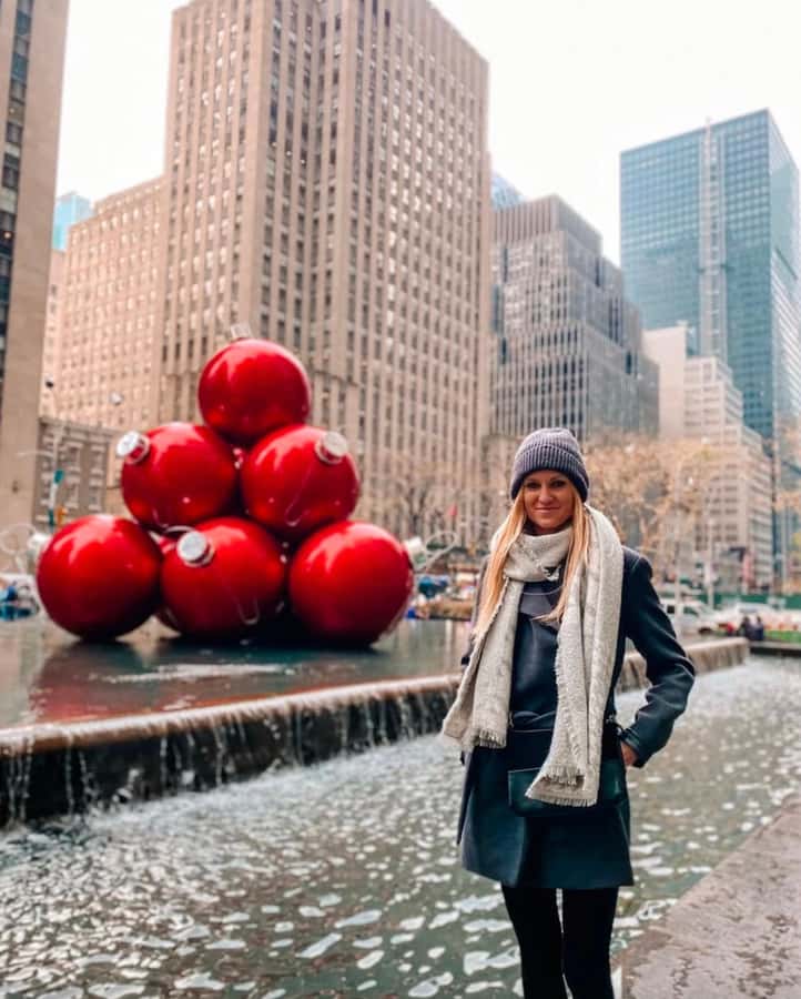 NYC: Christmas Holiday Guided Walking Tour with Dessert - Times Square and Radio City Music Hall