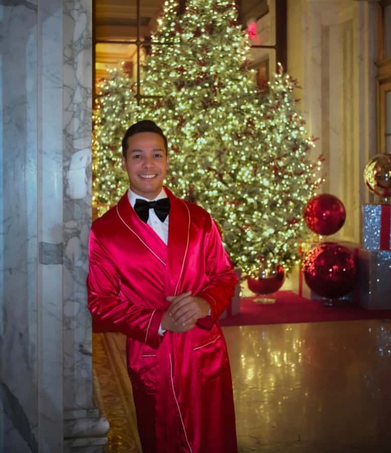 NYC: Christmas Holiday Guided Walking Tour with Dessert - Is $35 good value?