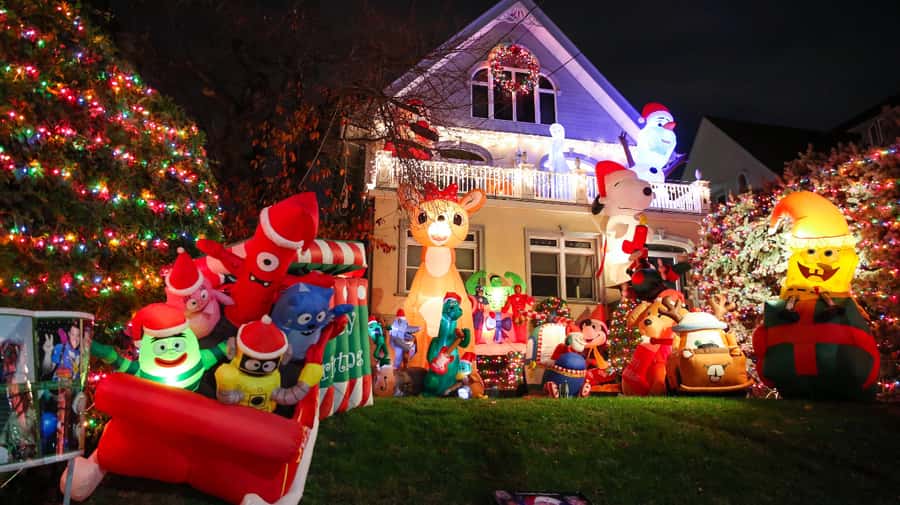 NYC: Christmas Lights Dyker Heights, Bay Ridge and DUMBO - Who will enjoy this Christmas lights tour