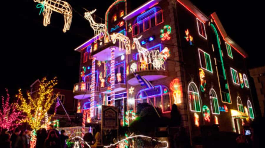NYC: Christmas Lights Tour and Dyker Heights - Walking among the lights in Dyker Heights