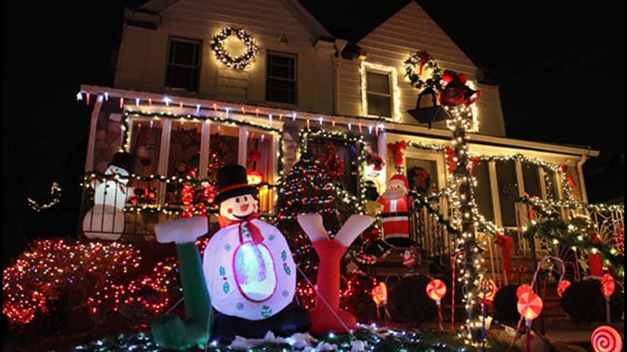 NYC: Christmas Lights Tour and Dyker Heights - Bay Ridge brings a real Brooklyn setting