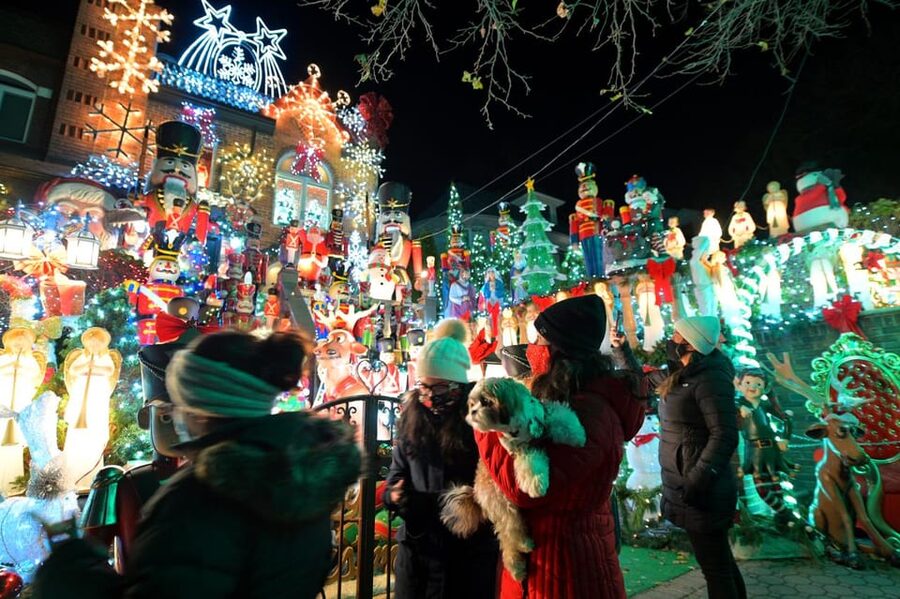 NYC: Dyker Heights and NYC Holiday Lights Luxury Bus Tour - What this four-hour Christmas tour really offers