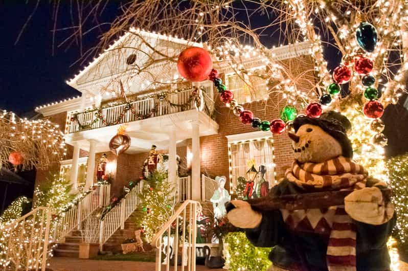 NYC: Dyker Heights and NYC Holiday Lights Luxury Bus Tour - Finishing beneath the Rockefeller Center Christmas Tree