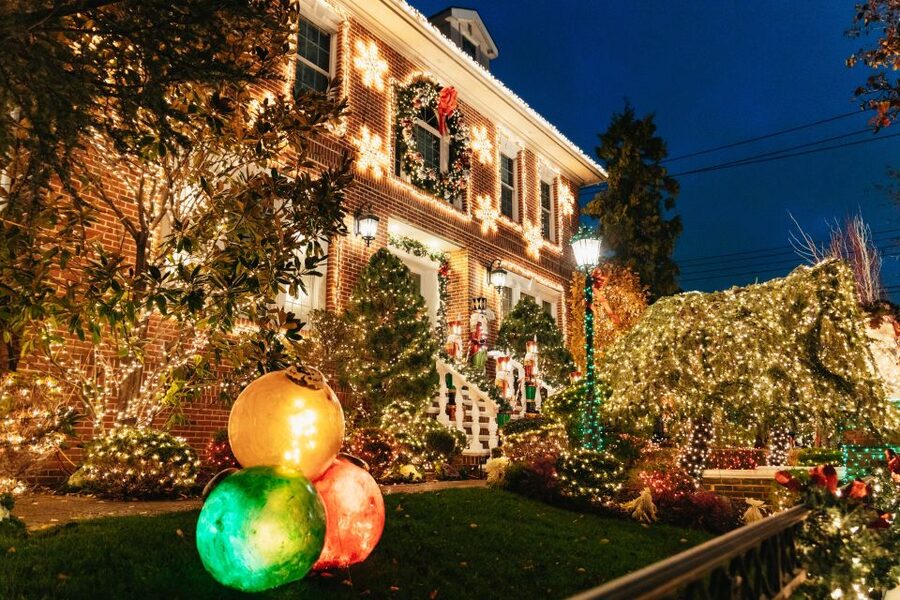 NYC: Dyker Heights Christmas Lights & Skyline View Bus Tour - Why Dyker Heights works best after dark