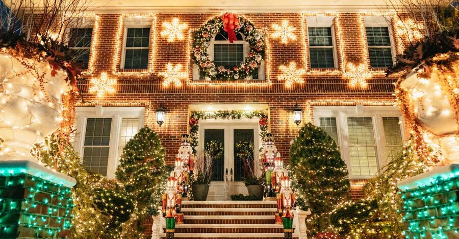 NYC: Dyker Heights Christmas Lights & Skyline View Bus Tour - Starting at Junior’s in Midtown Manhattan
