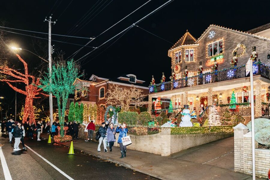 NYC: Dyker Heights Christmas Lights & Skyline View Bus Tour - The return ride is part of the sightseeing