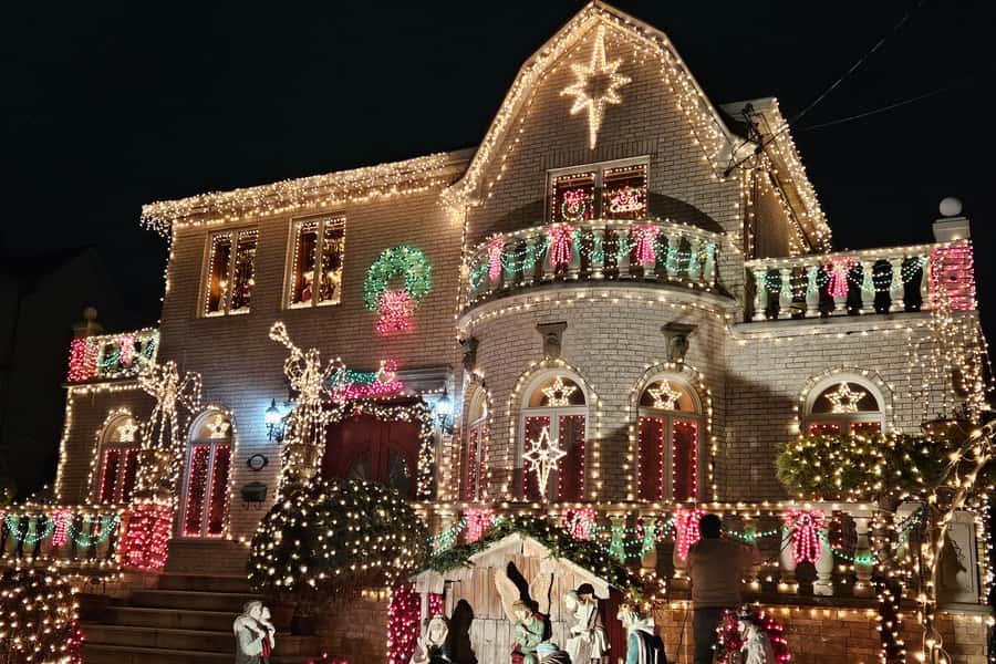 NYC: Dyker Heights Christmas Lights Tour with Hot Cocoa - Hot cocoa, holiday cookies, and the ride into Brooklyn