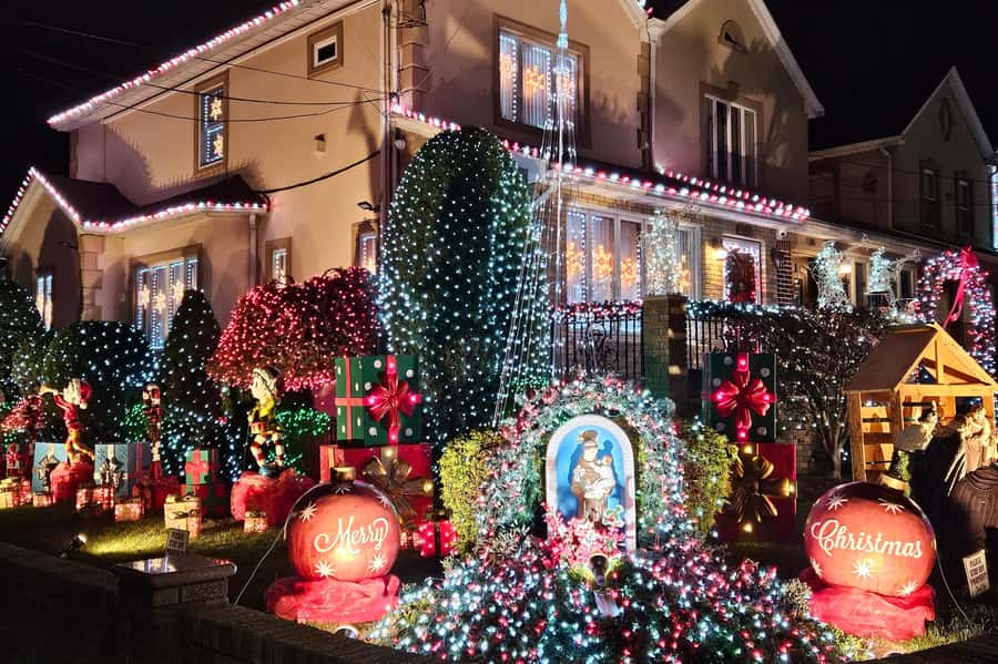 NYC: Dyker Heights Christmas Lights Tour with Hot Cocoa - The return to Times Square