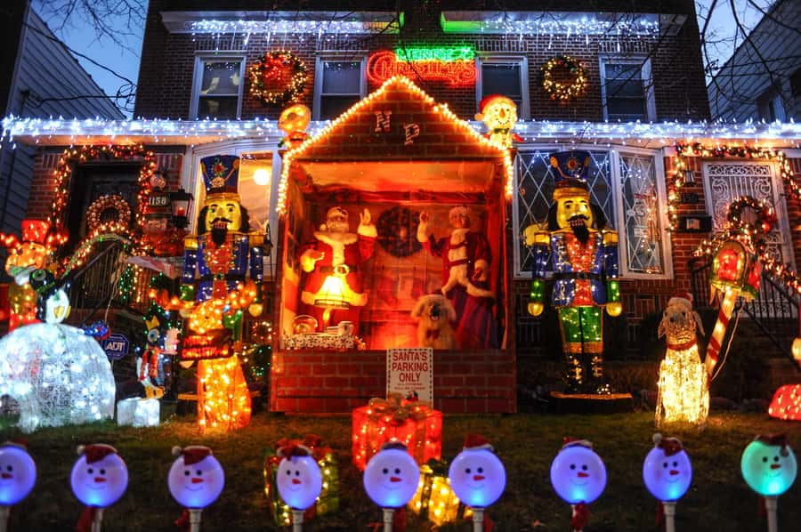 NYC: Dyker Heights Christmas Lights Tour with Hot Cocoa - Practical tips for a smoother evening