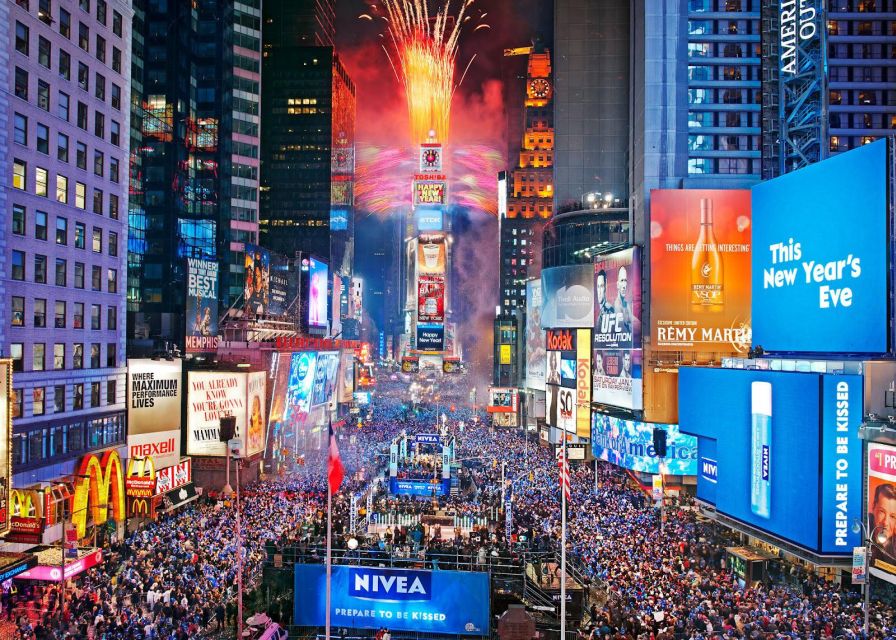NYC: Holiday Lights Guided Bus Tour - What the bus format adds