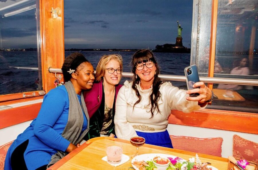 NYC: Night Holiday Lights and Cocoa Cruise - Holiday music and the pace of the evening