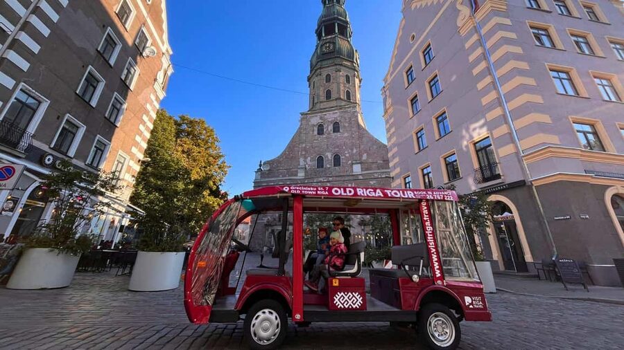 Old Riga Heated E-Bus Tour with Audio Guide & Mulled Wine - How the audio guide and driver work together