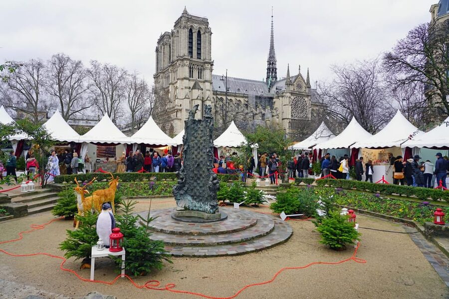 Paris: Christmas Market Guided at Notre Dame & Food Tasting - Along the Seine with the bouquinistes